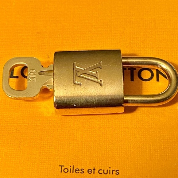 Louis Vuitton brass lock set with key #310 Authentic padlock nice - Picture 3 of 4